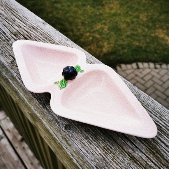 Vintage SylvaC Pottery Pink Triangular Dish with Blackberry Finial - Picture 1 of 16